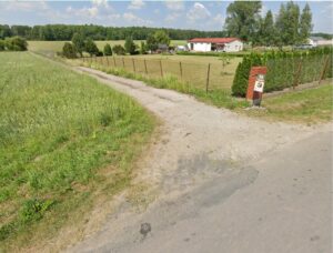 Zdjęcie miejsca, w którym należy skręcić z asfaltu w drogę polną
